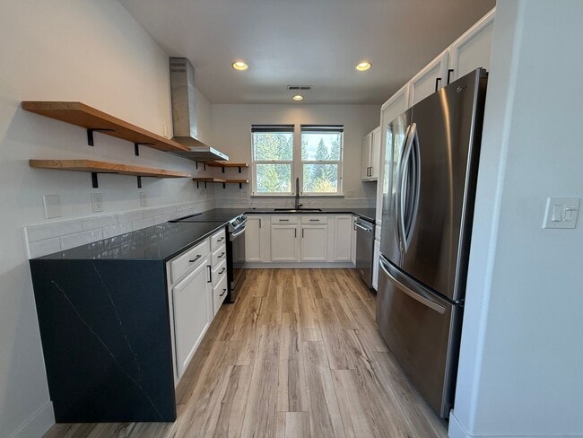 Building Photo - Beautifully Updated 3 Bed/2 Bath Home - Lodgepole Drive