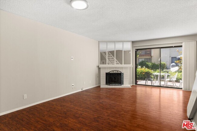 Building Photo - 5720 Owensmouth Ave