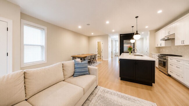 Foto del edificio - 1225 W Addison St