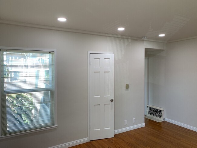 Building Photo - 331 E Elmwood Ave