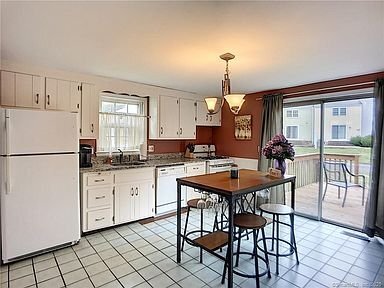 Building Photo - 20 Redbud Ln