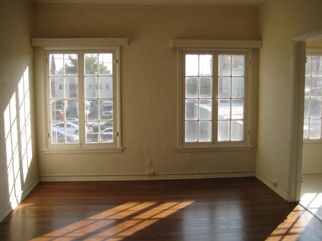 Building Photo - 1343 N Catalina St
