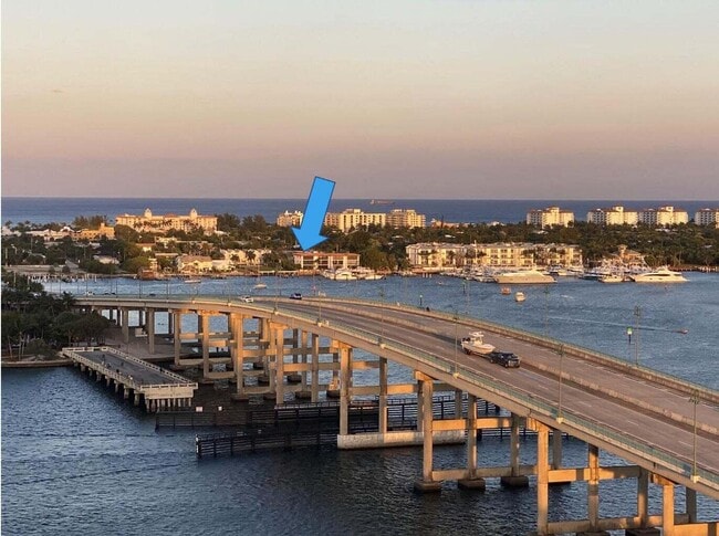 Building Photo - 220 Lake Dr