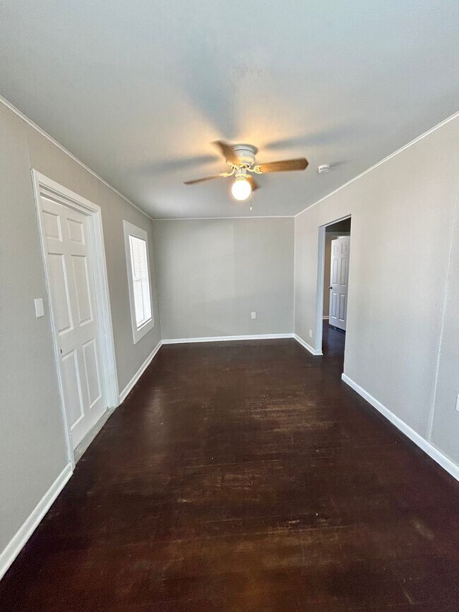 Foto del edificio - Two bedroom 1 bath home - 12th month free