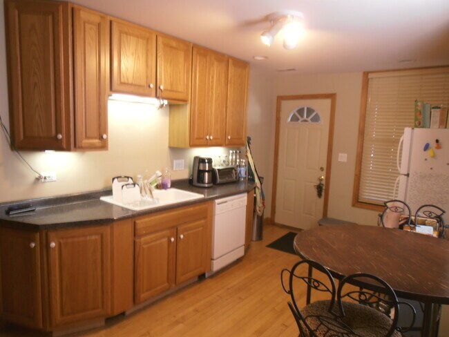 Building Photo - 4017 N Paulina St