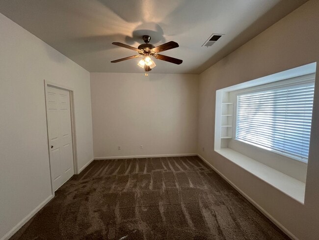 Building Photo - Beautiful 3 Bed 2 Bath Home with 3 Car Garage Available!