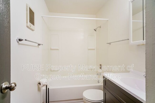 Foto del edificio - 14128 NE Sandy Blvd