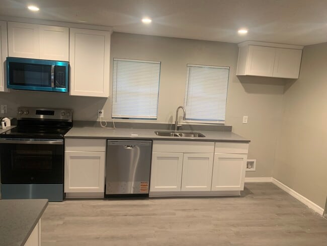 Building Photo - 200 E Oak St