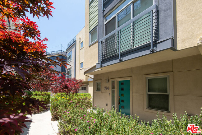Building Photo - 2753 Waverly Dr