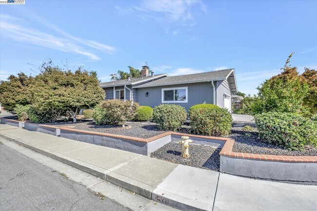 Building Photo - 4883 Mauna Loa Park Dr