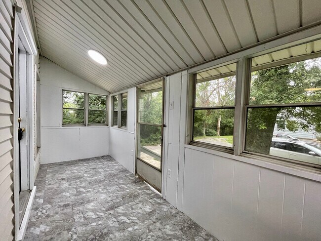 Foto del edificio - Cape Cod on cul-de-sac backs to park