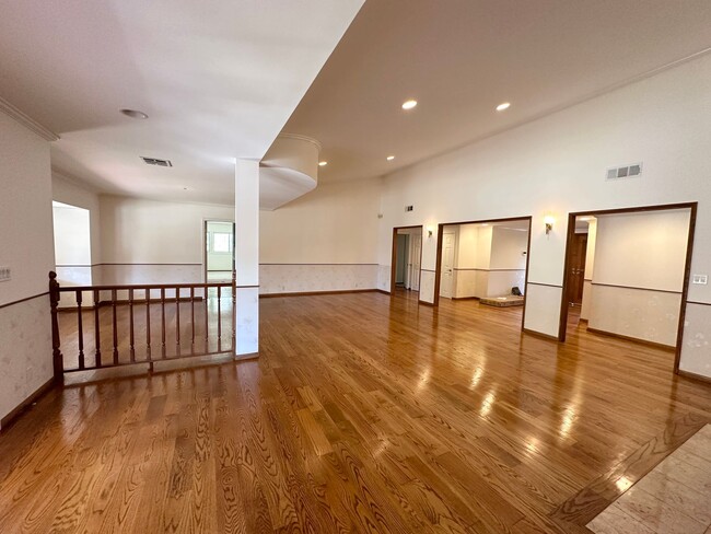 Building Photo - 6 Bedroom + 4 Bathroom - Single Level Livi...
