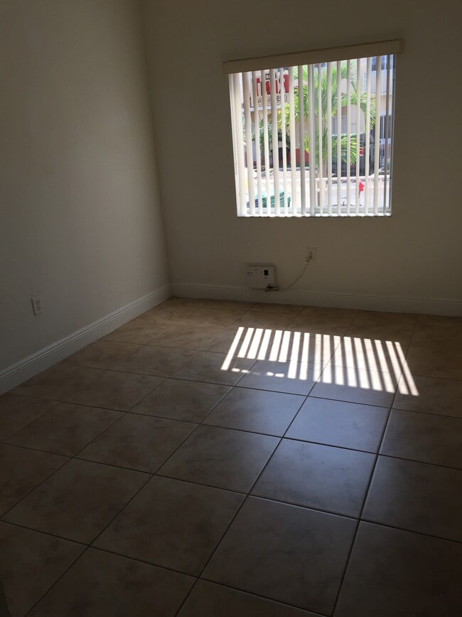 Leaving room - 17802 NW 74th Ct