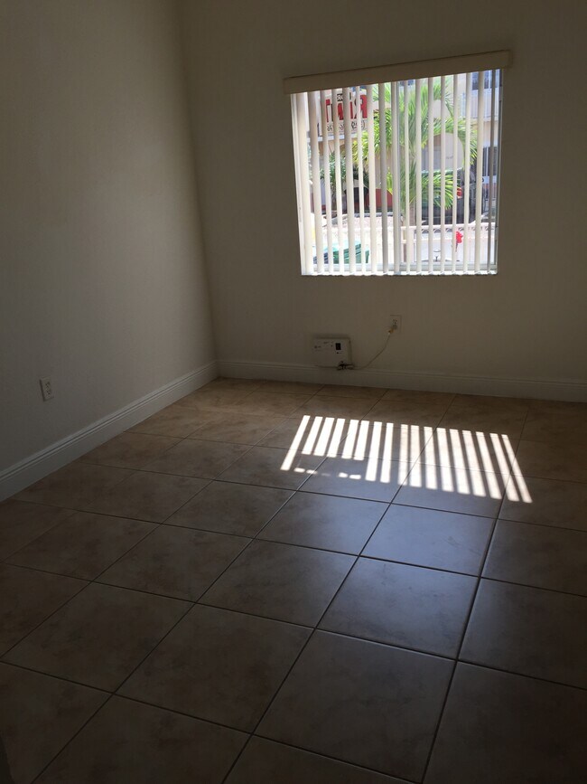 Saliendo de la habitación - 17802 NW 74th Ct
