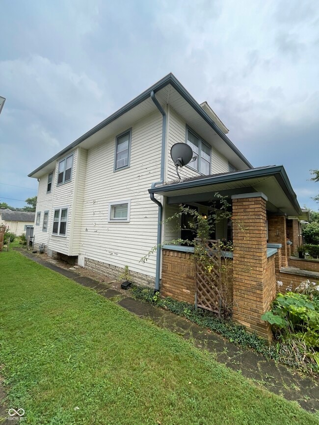Building Photo - 815 N Riley Ave