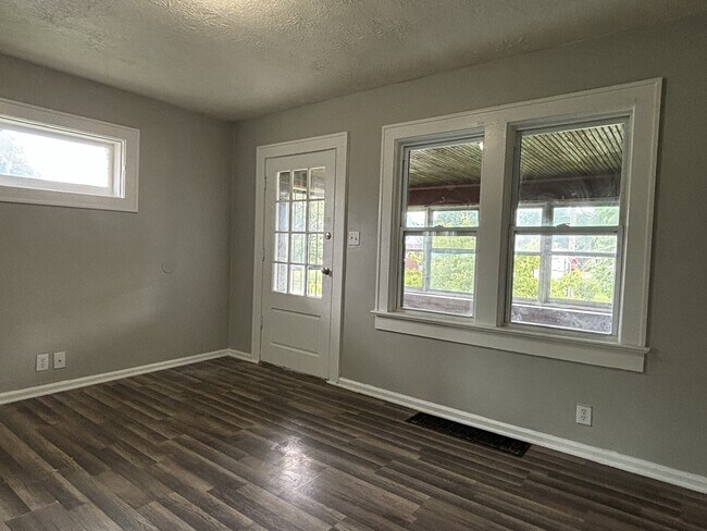 Building Photo - 1401 N Gladstone Ave