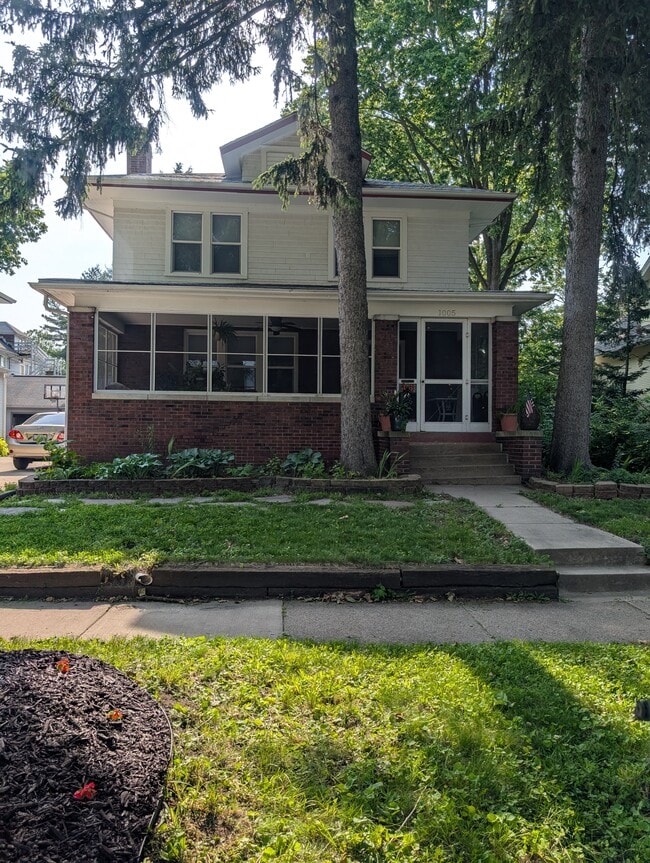 Building Photo - 1005 S Busey Ave