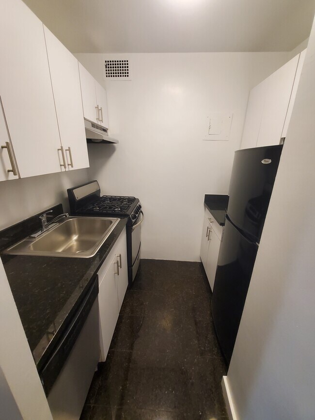 Building Photo - 401 E 88th St