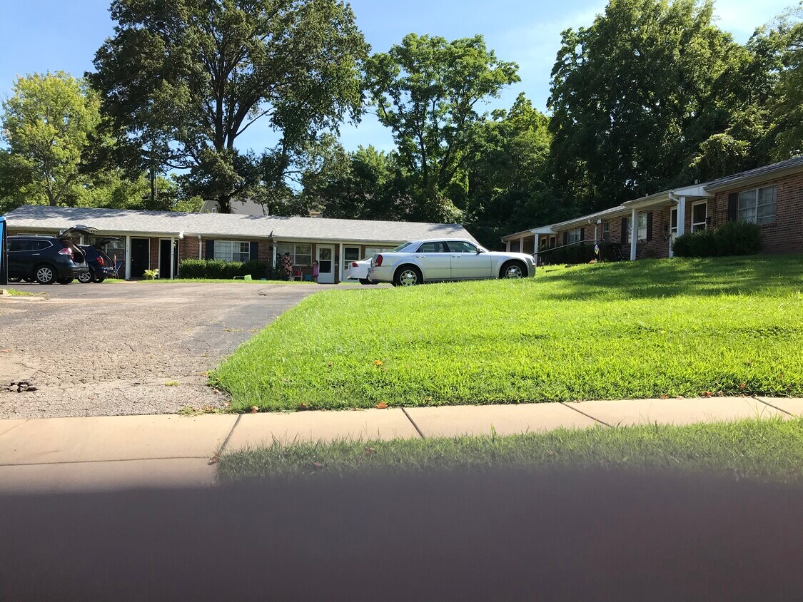 622 Wooddell Ct, Kirkwood, MO 63122 Apartments in Kirkwood, MO