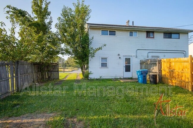 Building Photo - 3121 Cromwell Dr