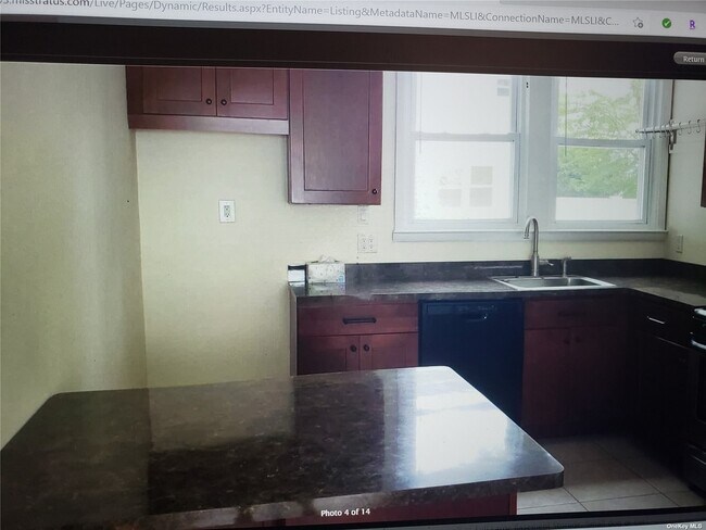 Building Photo - 472 Merrick Rd