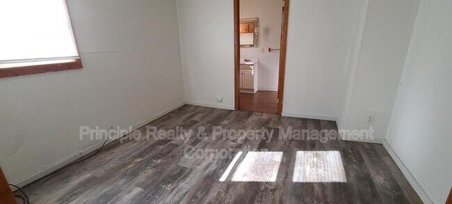 Building Photo - 305 W Kell St