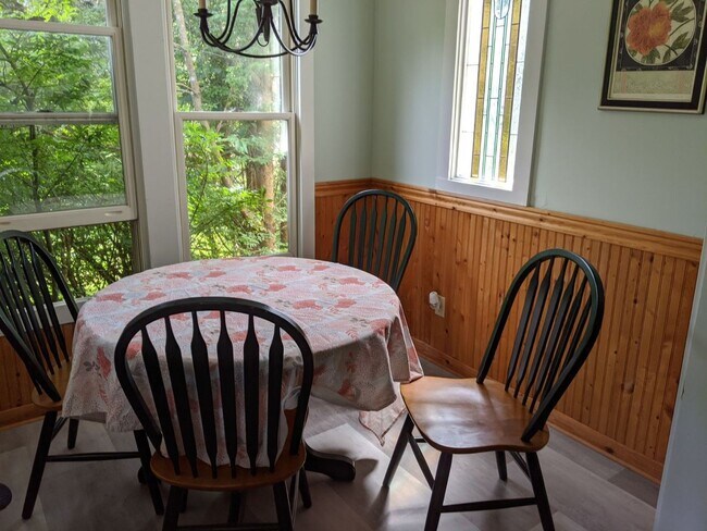 Building Photo - 6180 Saxon Rd