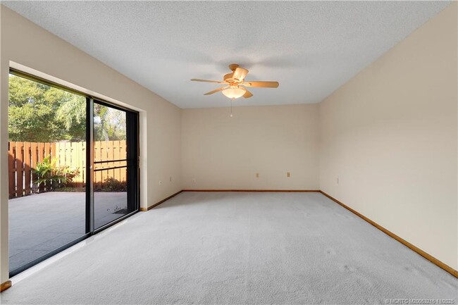 Foto del edificio - 5662 SE Windsong Ln