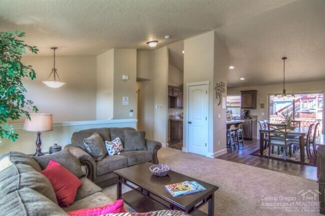 Foto del edificio - Spacious 4 Bed/3 Bath Single Family Home i...