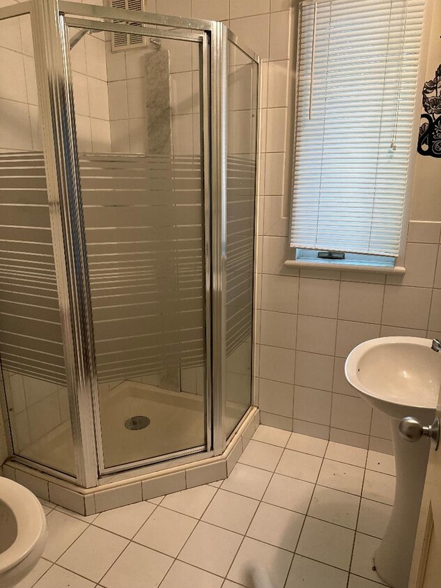 3 pc bath - 1343 Moy Av