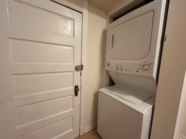 Building Photo - 2554 W Eastwood Ave