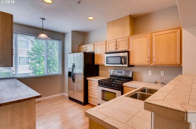 Foto del edificio - Beautiful Townhome Available in the Progress Ridge Subdivision in Beaverton - $500 MOVE IN SPECIAL!