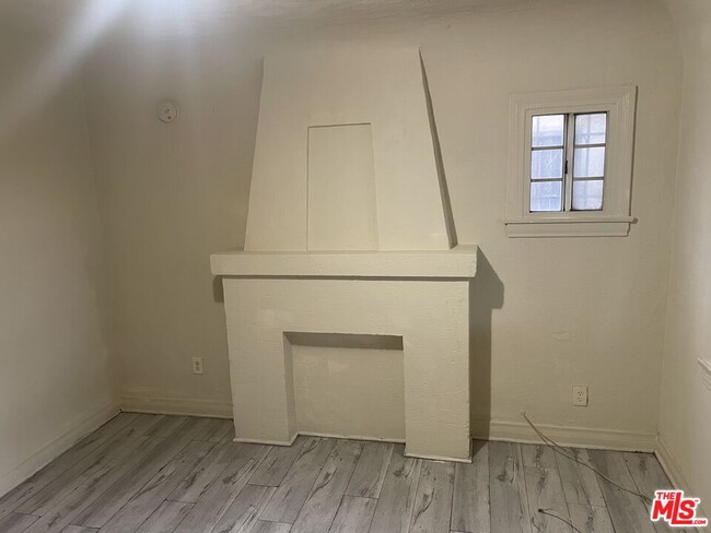 Foto del edificio - 6009 S Halldale Ave