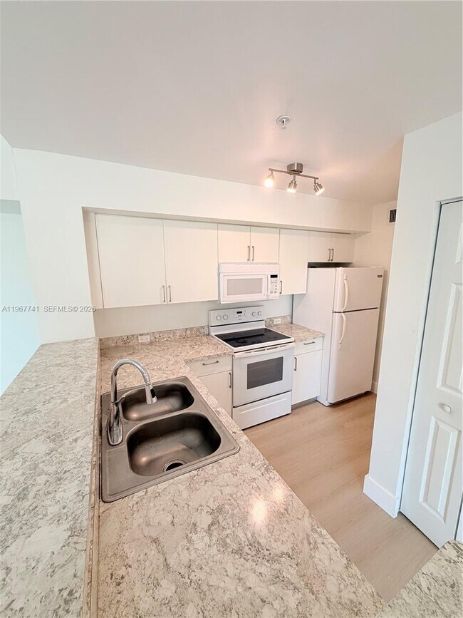 Foto del edificio - 11165 SW 6th St