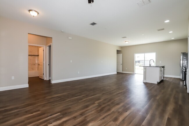 Building Photo - 708 Martin Ln