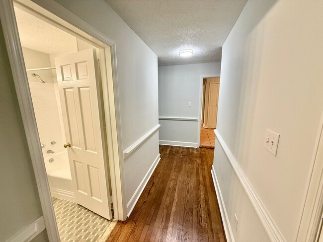 Building Photo - Beautiful 3 Bed 2 Bath Home Located Right ...
