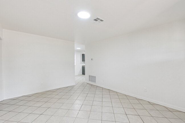 Building Photo - 1605 E Park Pl