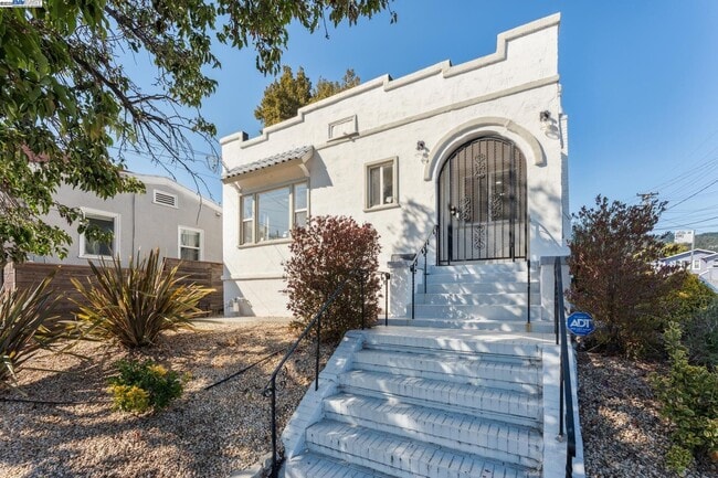 Building Photo - 2734 MacArthur Blvd
