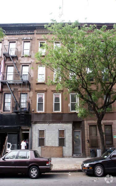 Primary Photo - 565 Gates Ave