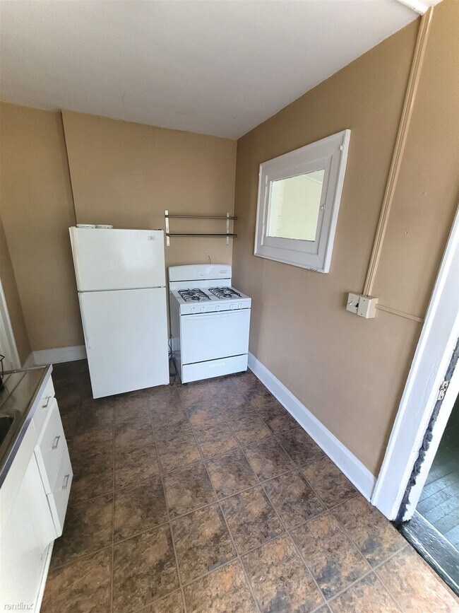Building Photo - 2 br, 1 bath 4plex - 352 1/2 E 20th Ave Up...