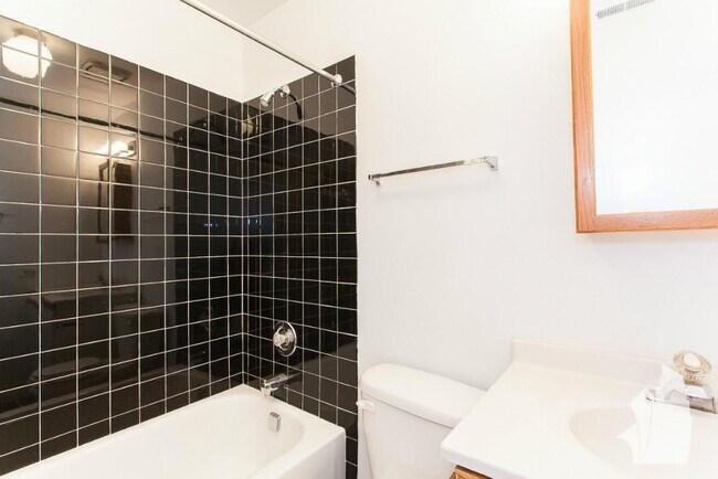 Foto del edificio - 2057 W Dickens Ave