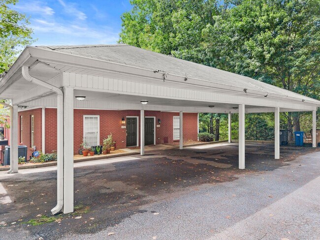 Building Photo - Charming, Step-Less 2 bedroom home with Private Patio Near Lake Lanier