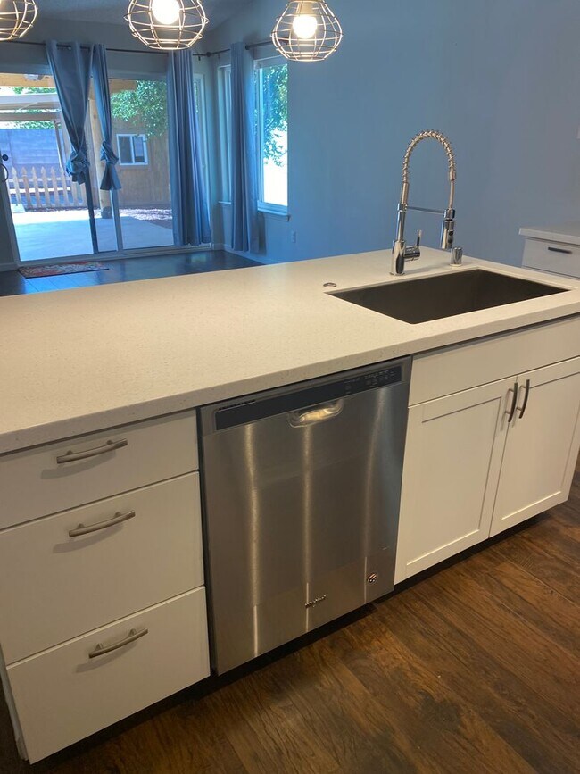 Foto del edificio - Beautiful 4BR/2BA/1925 Sqft. NE Heights ho...