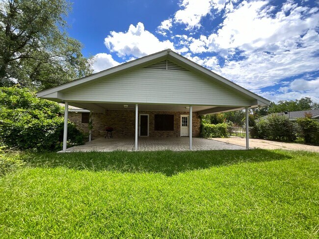 Building Photo - 121 P W West Dr