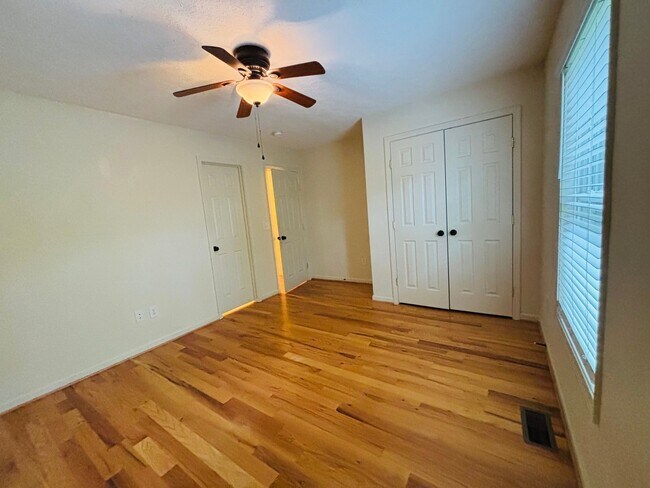 Building Photo - 812 Glade Rd
