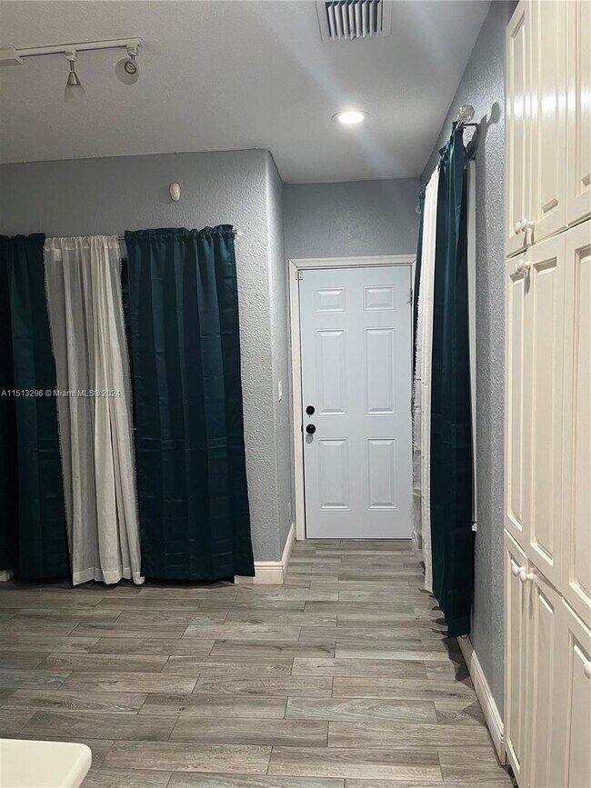 Foto del edificio - 9816 Royal Palm Blvd