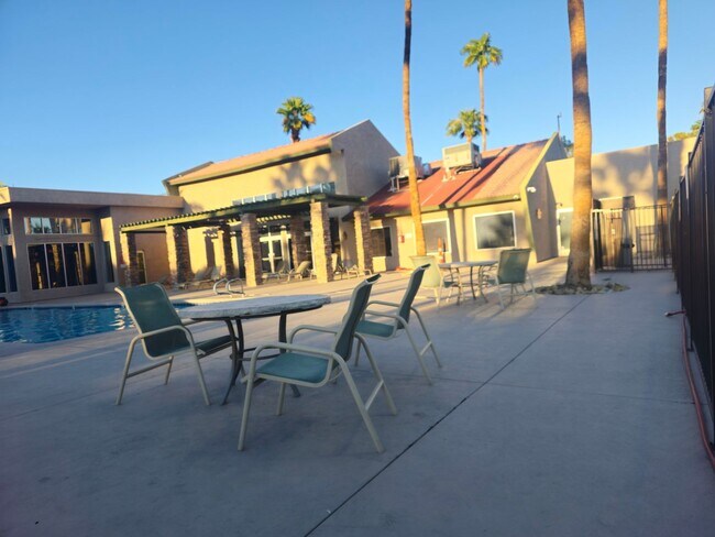 Foto del edificio - 5332 River Glen Dr