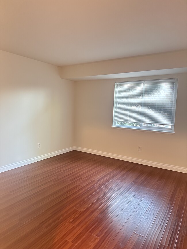 Building Photo - 13557 1/4 Village Dr