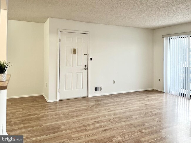 Building Photo - 6 Kite Ct