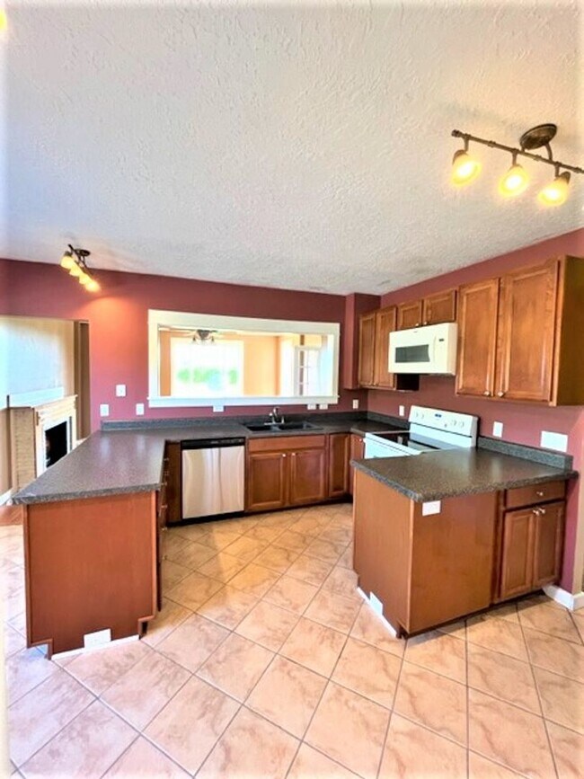 Building Photo - Enjoy the Country living, Home on acres in Yamhill Oregon